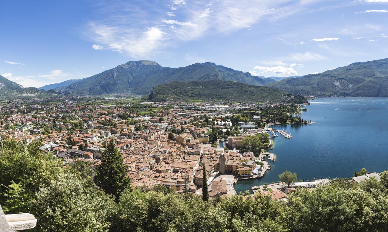 Holiday IV Gardan Riva del Garda Buitenkant foto