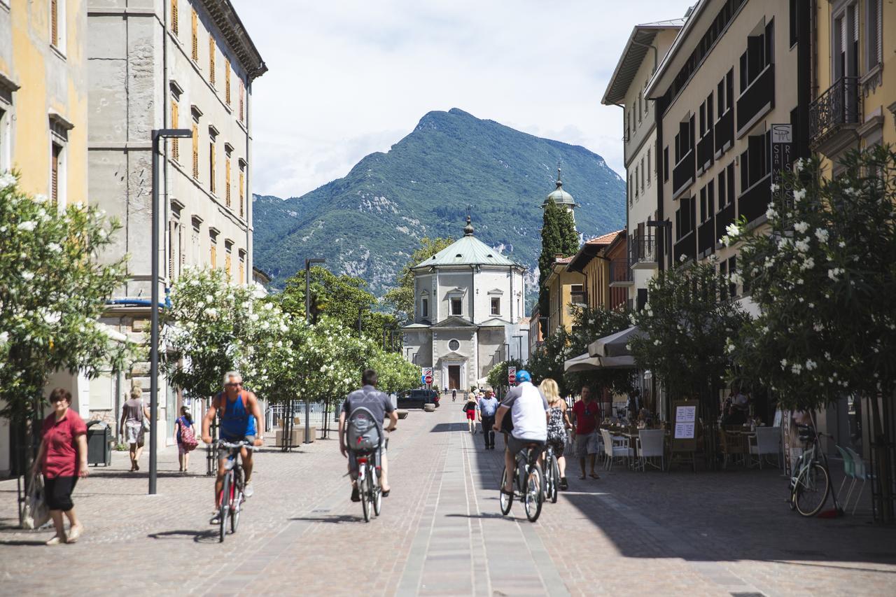 Holiday IV Gardan Riva del Garda Buitenkant foto